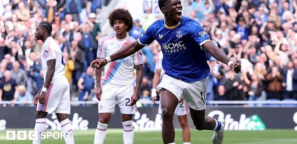 Jugador de Everton celebrando un gol en el estadio
