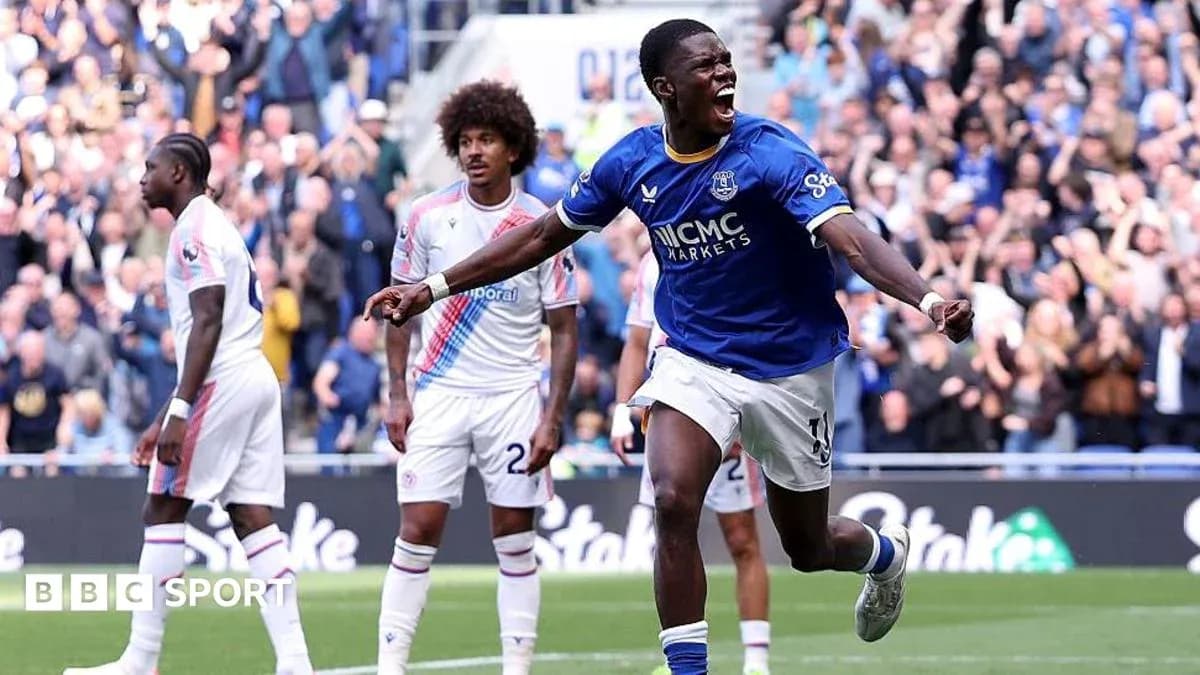 Jugador de Everton celebrando un gol en el estadio