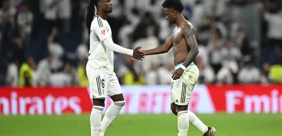Jugadores de Real Madrid se saludan tras partido