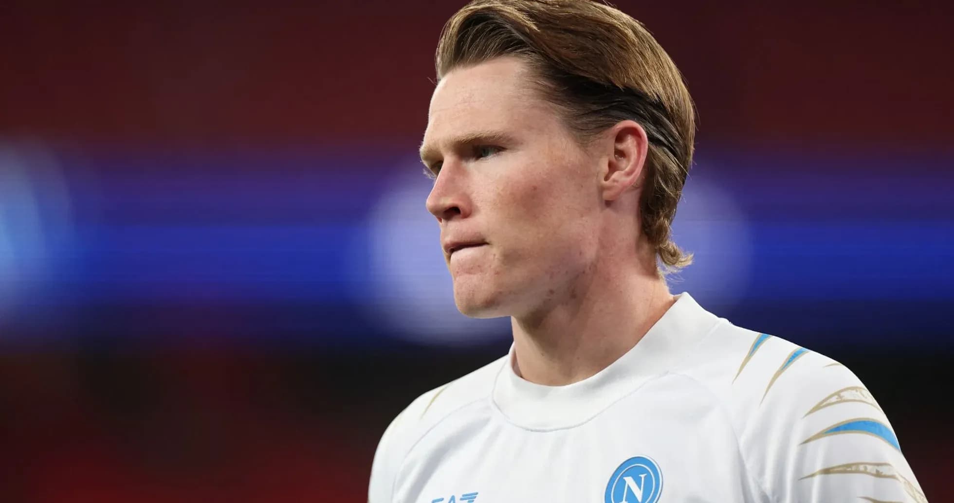 Jugador de Napoli en uniforme mirando hacia un lado