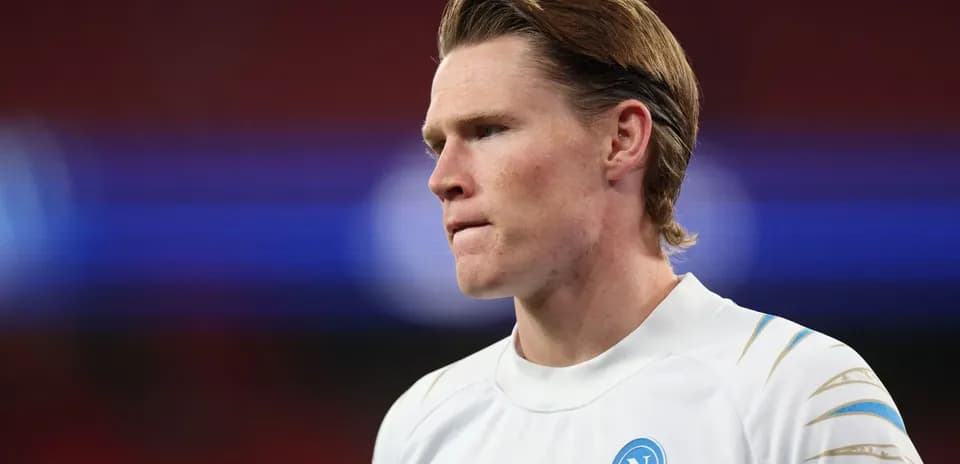 Jugador de Napoli en uniforme mirando hacia un lado