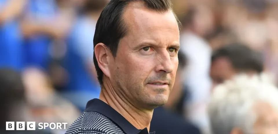 Entrenador observando el partido desde la línea lateral