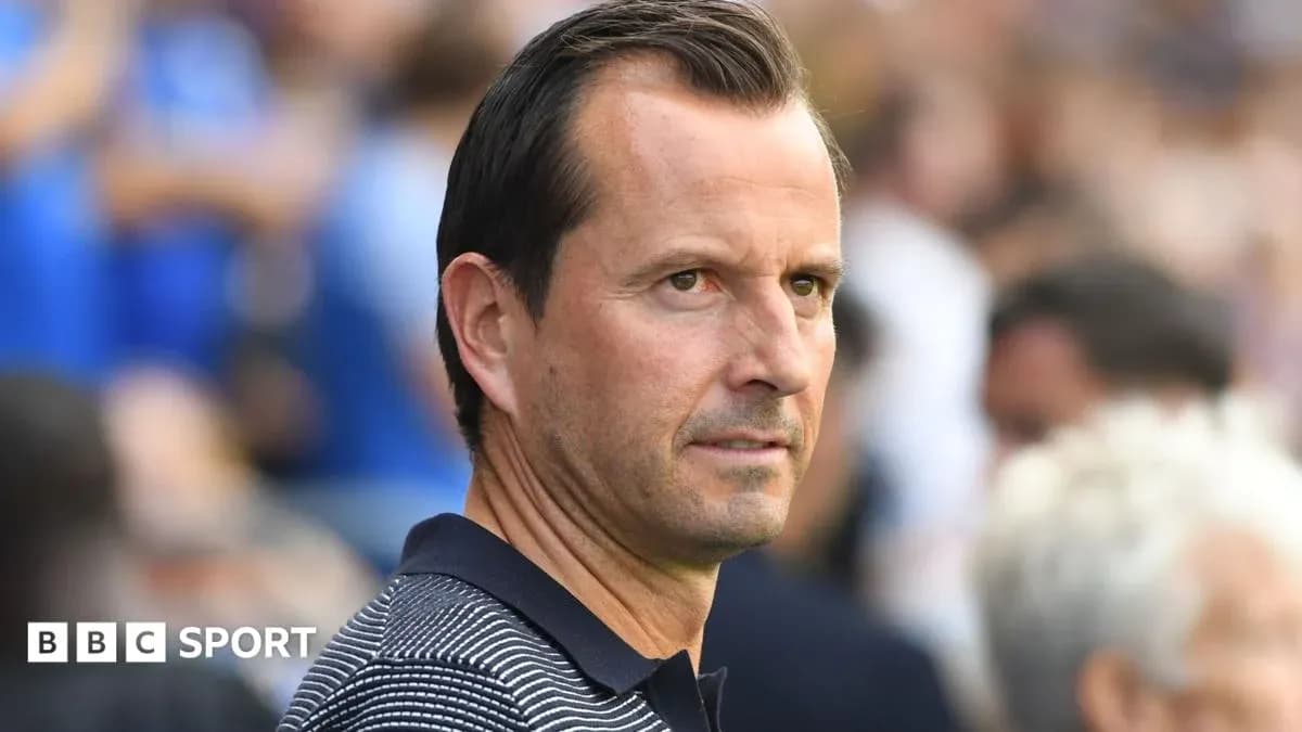 Entrenador observando el partido desde la línea lateral