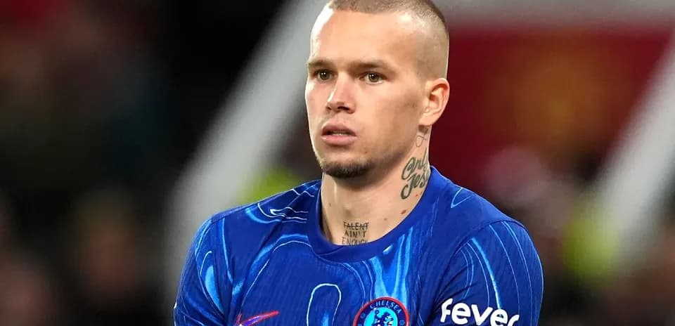 Jugador de Chelsea en campo durante partido
