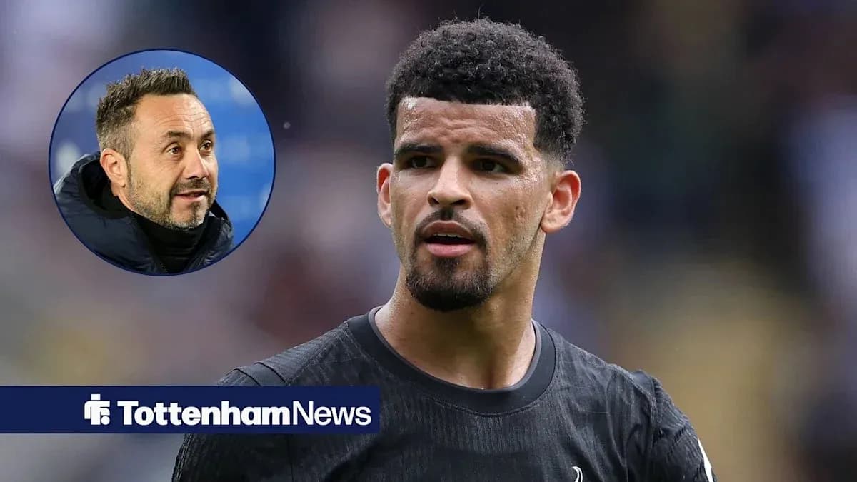 Jugador de fútbol con fondo de entrenador y logo de Tottenham