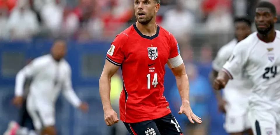 Jugador de Inglaterra en partido bajo la lluvia