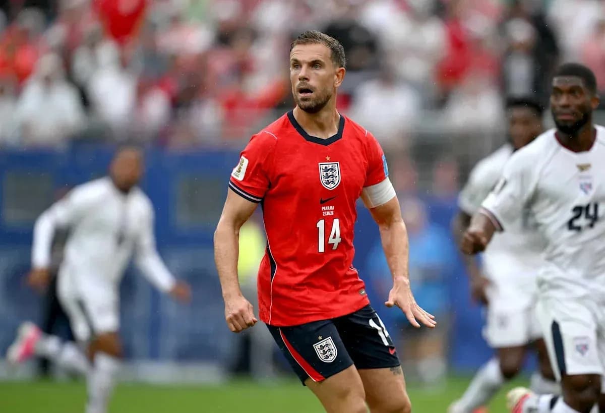 Jugador de Inglaterra en partido bajo la lluvia