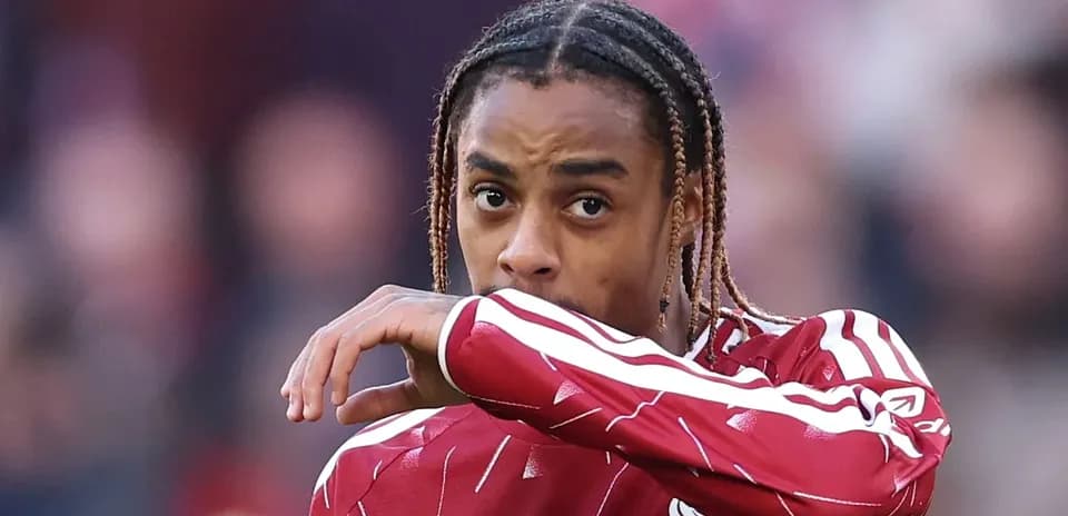 Jugador de Liverpool con camiseta roja durante el partido