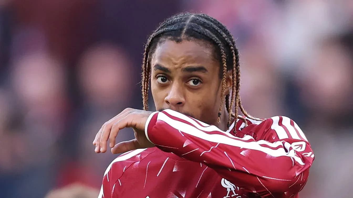 Jugador de Liverpool con camiseta roja durante el partido