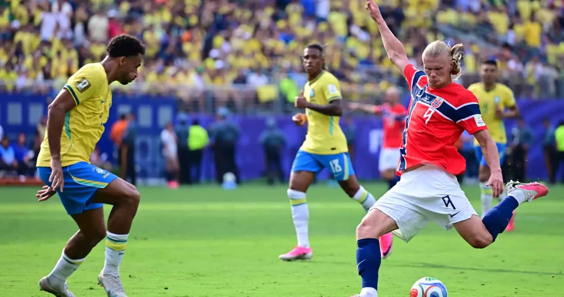 Jugador de Brasil defendiendo contra Noruega