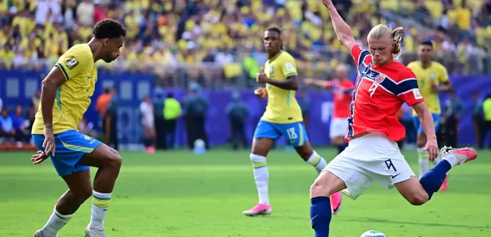 Jugador de Brasil defendiendo contra Noruega