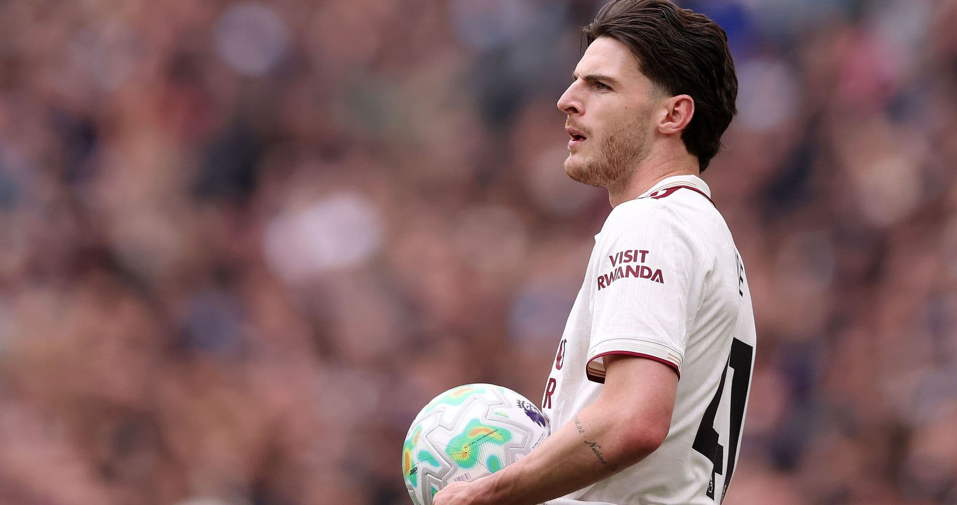 Jugador sosteniendo el balón durante un partido