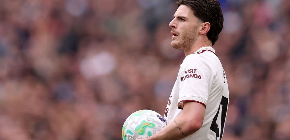 Jugador sosteniendo el balón durante un partido