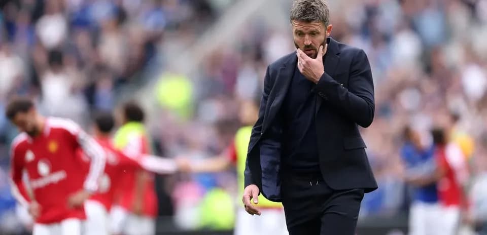 Entrenador caminando por el campo tras el partido