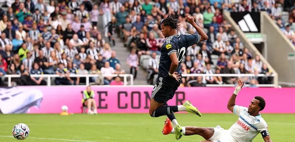 Jugador saltando tras un desafío en el partido