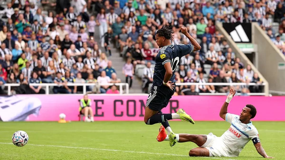 Jugador saltando tras un desafío en el partido
