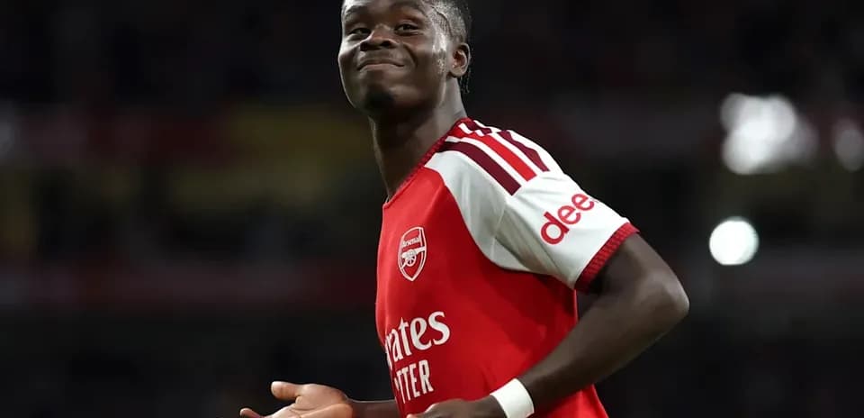 Jugador de Arsenal celebrando en el campo