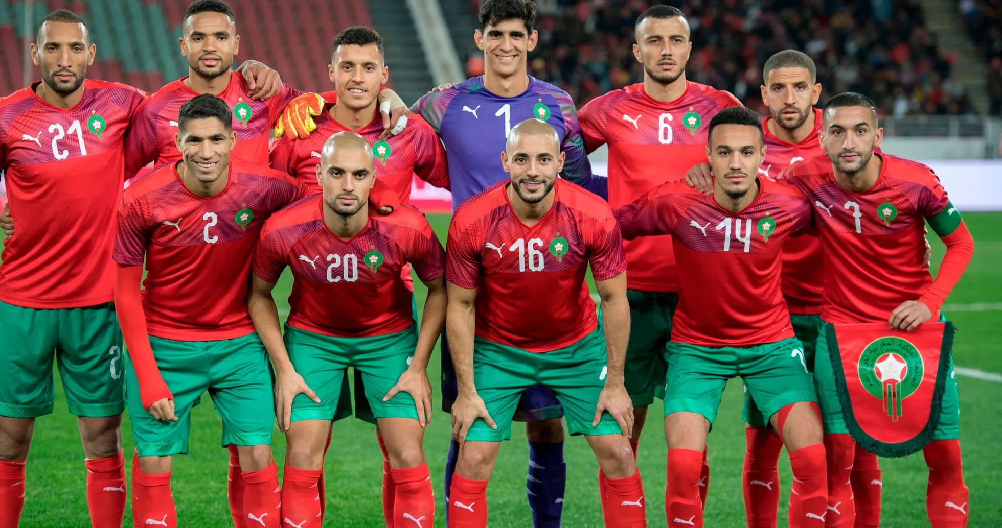 Equipo de fútbol de Marruecos posando en el campo