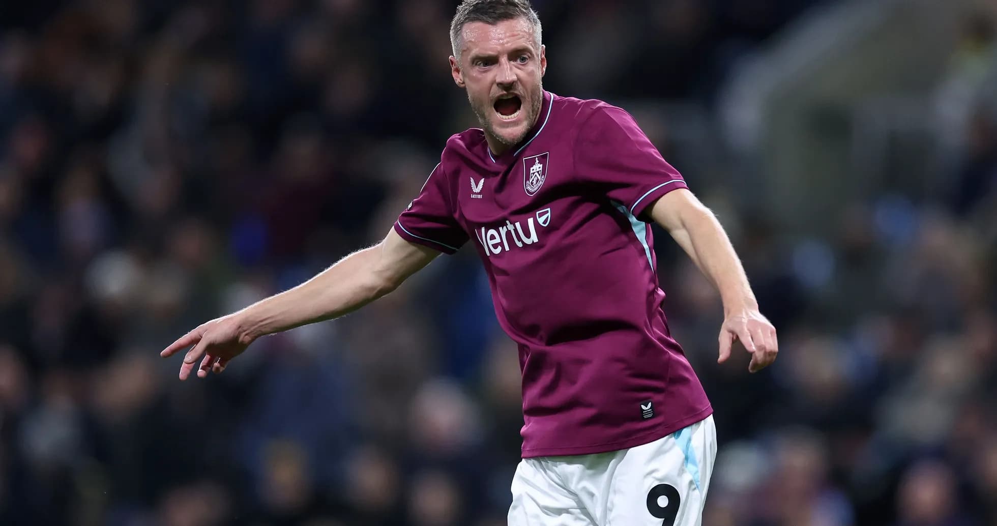 Jugador de Burnley celebrando una jugada en el campo
