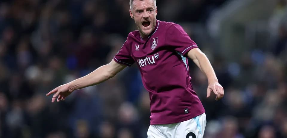 Jugador de Burnley celebrando una jugada en el campo