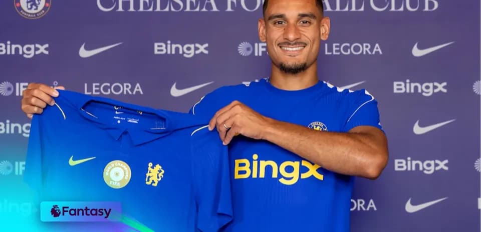 Jugador de Chelsea mostrando su nueva camiseta