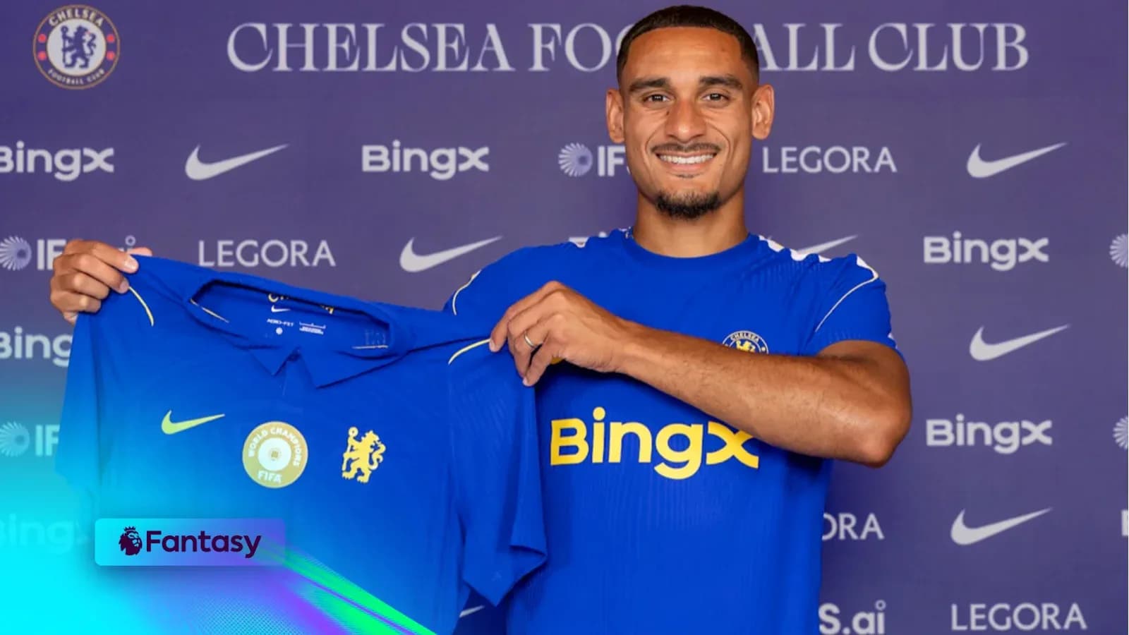 Jugador de Chelsea mostrando su nueva camiseta