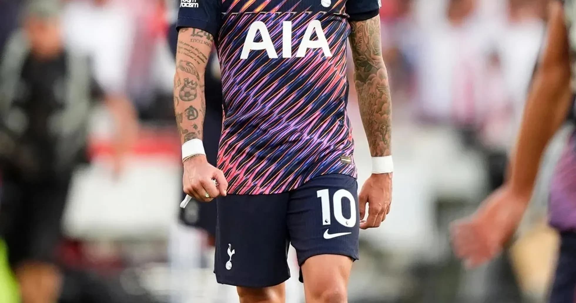 Jugador de Tottenham caminando en el campo de fútbol
