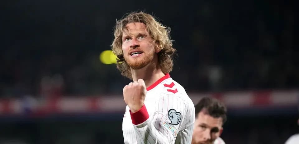 Jugador celebrando un gol en partido de clasificación