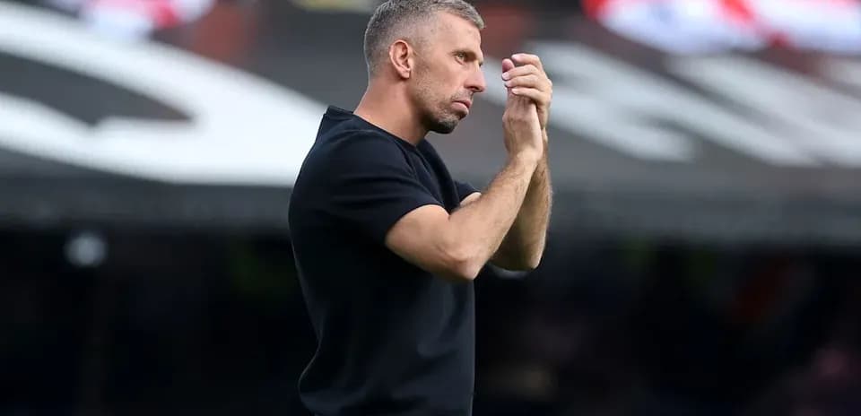 Entrenador dando instrucciones durante el partido