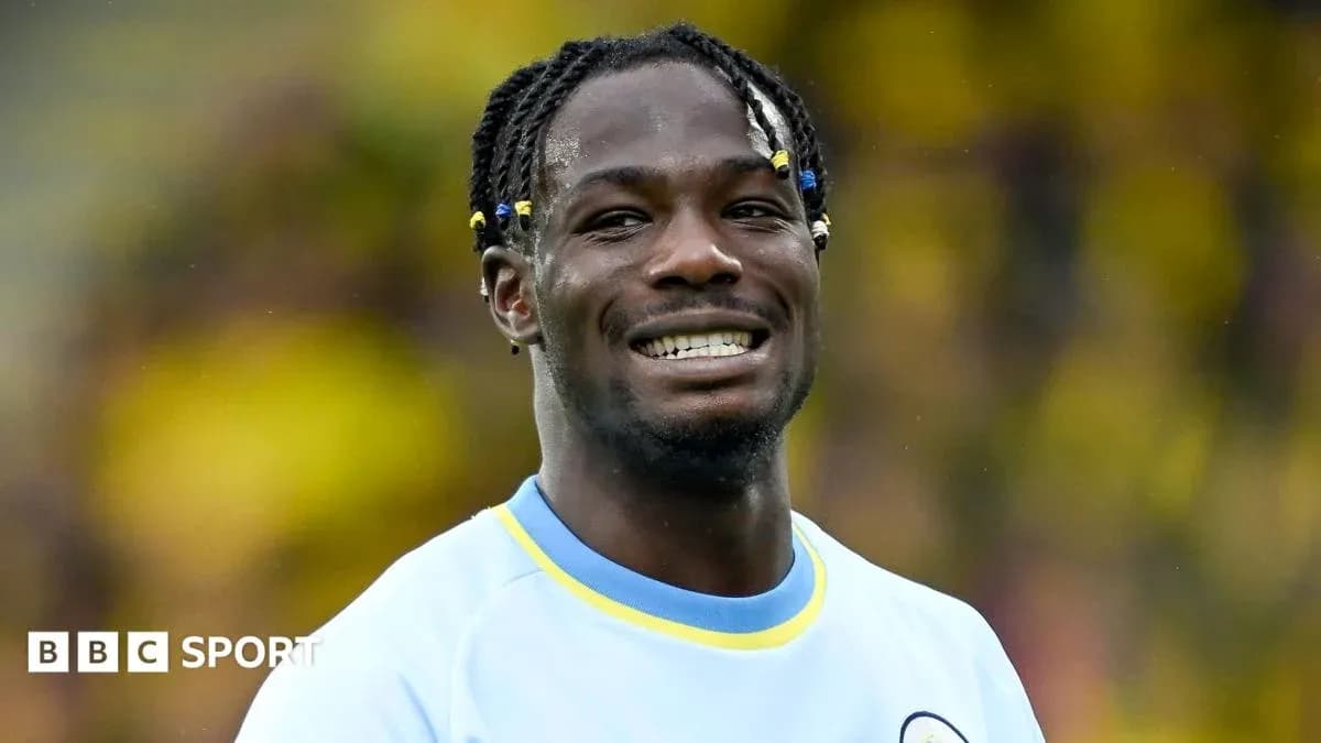 Jugador sonriendo durante un partido de fútbol