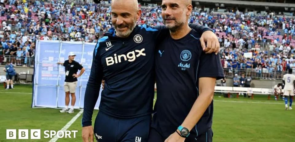 Dos entrenadores abrazándose en el campo de juego