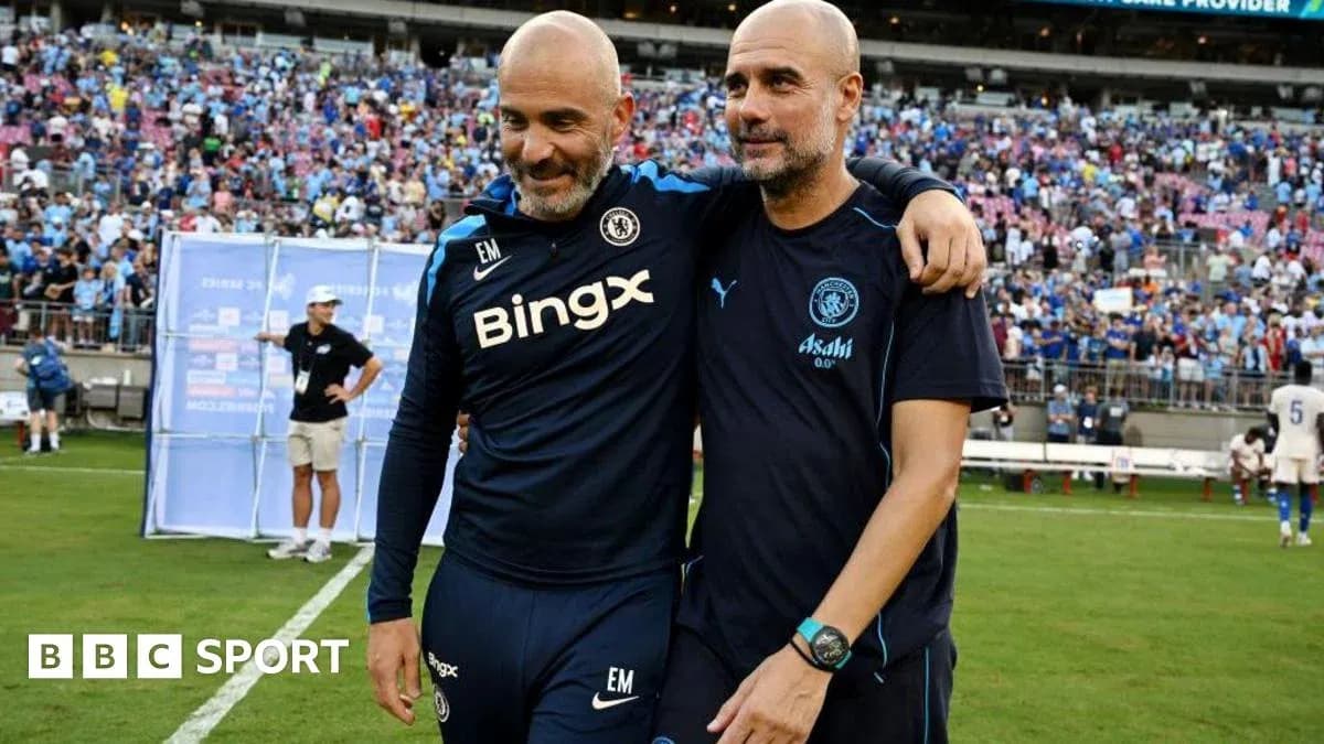 Dos entrenadores abrazándose en el campo de juego