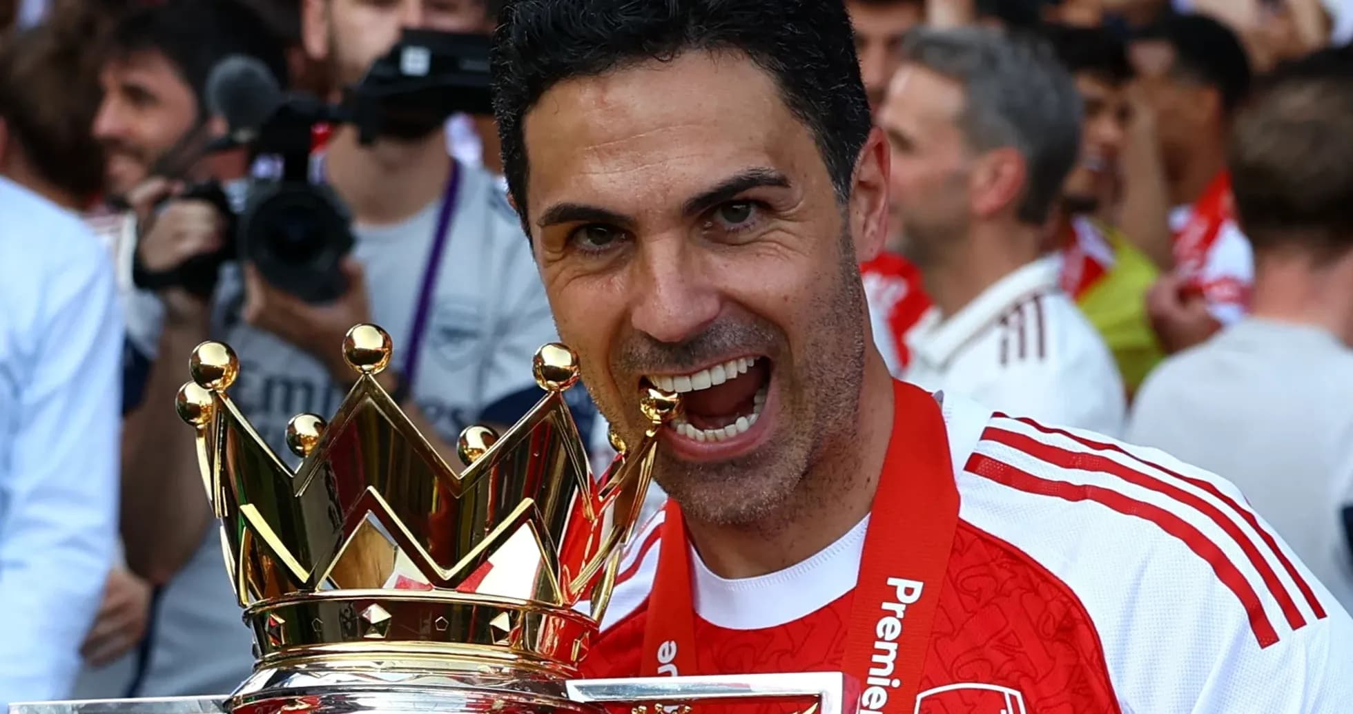Entrenador levantando el trofeo de la Premier League