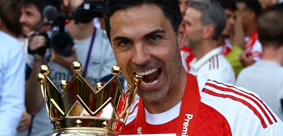 Entrenador levantando el trofeo de la Premier League