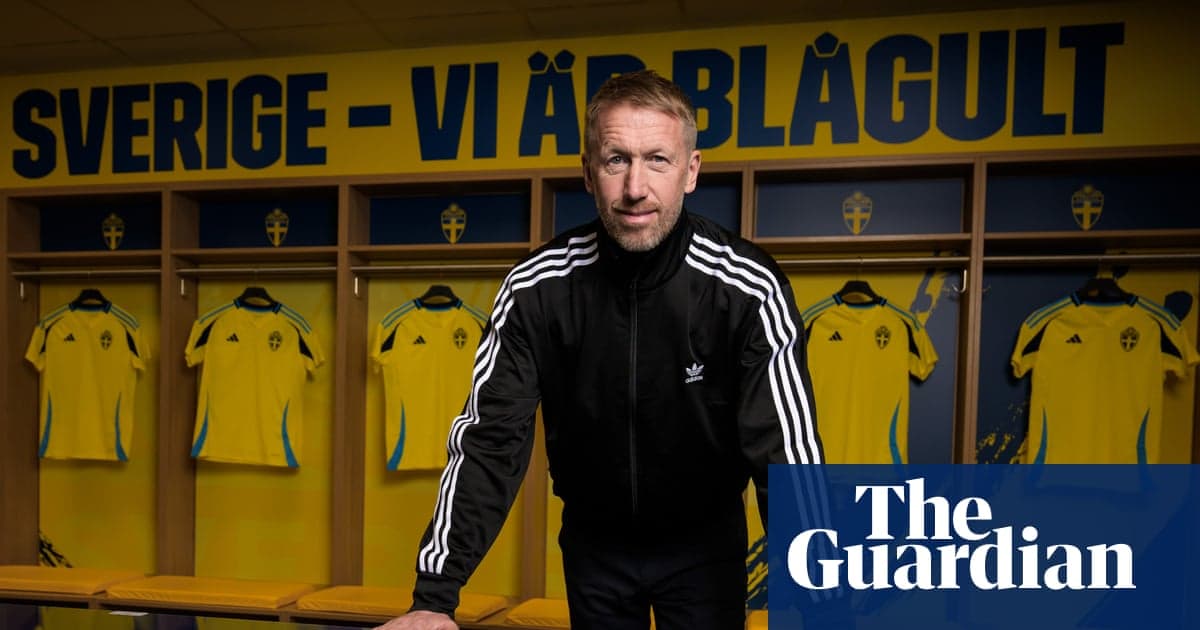 Entrenador en vestuario con camisetas amarillas de Suecia