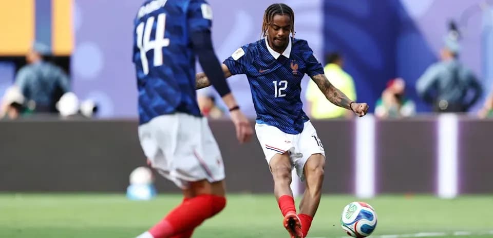 Jugador de Francia pateando el balón durante partido