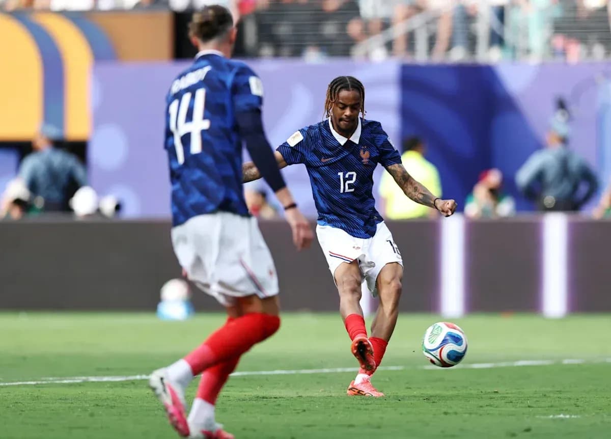 Jugador de Francia pateando el balón durante partido