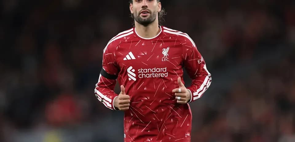 Jugador de Liverpool en calentamiento durante el partido