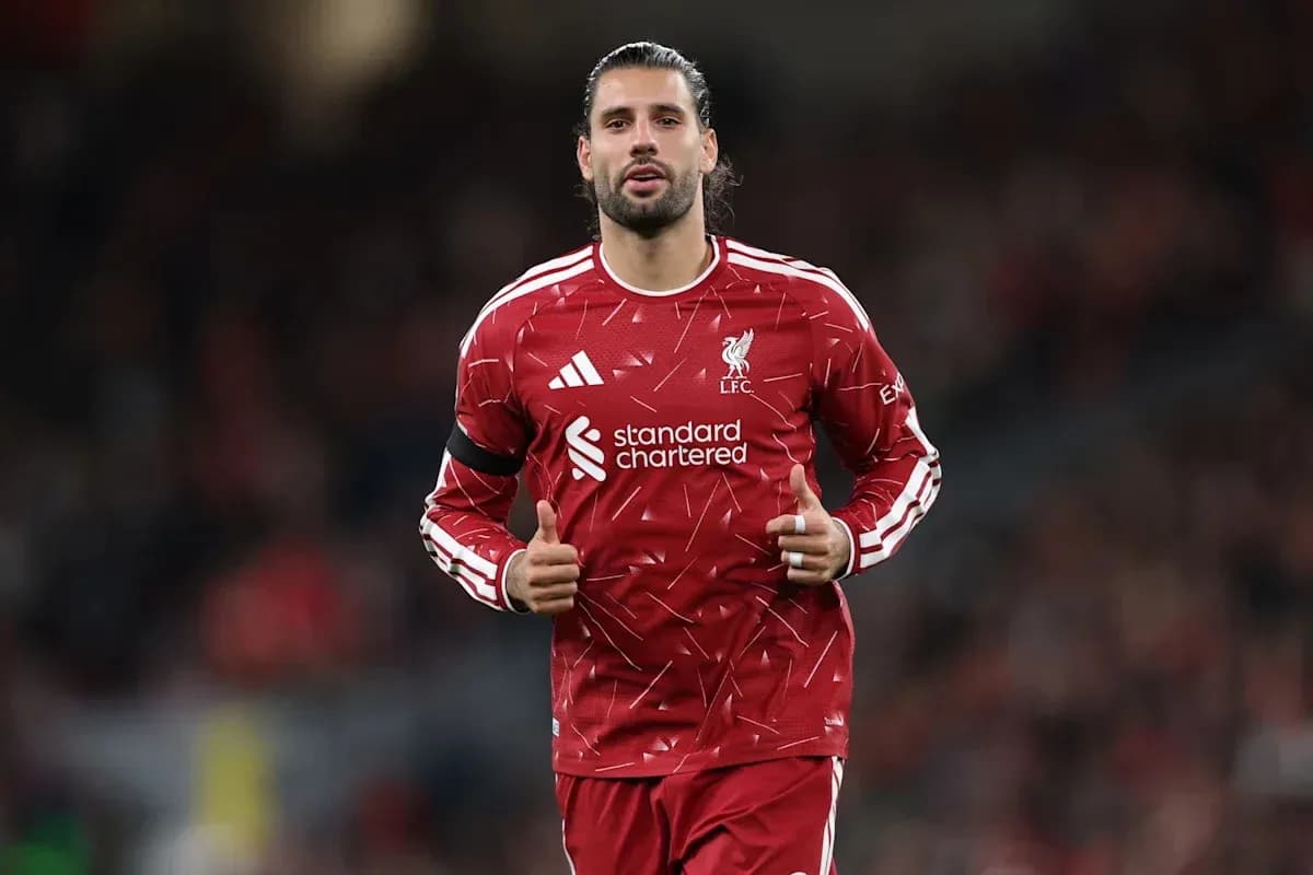 Jugador de Liverpool en calentamiento durante el partido