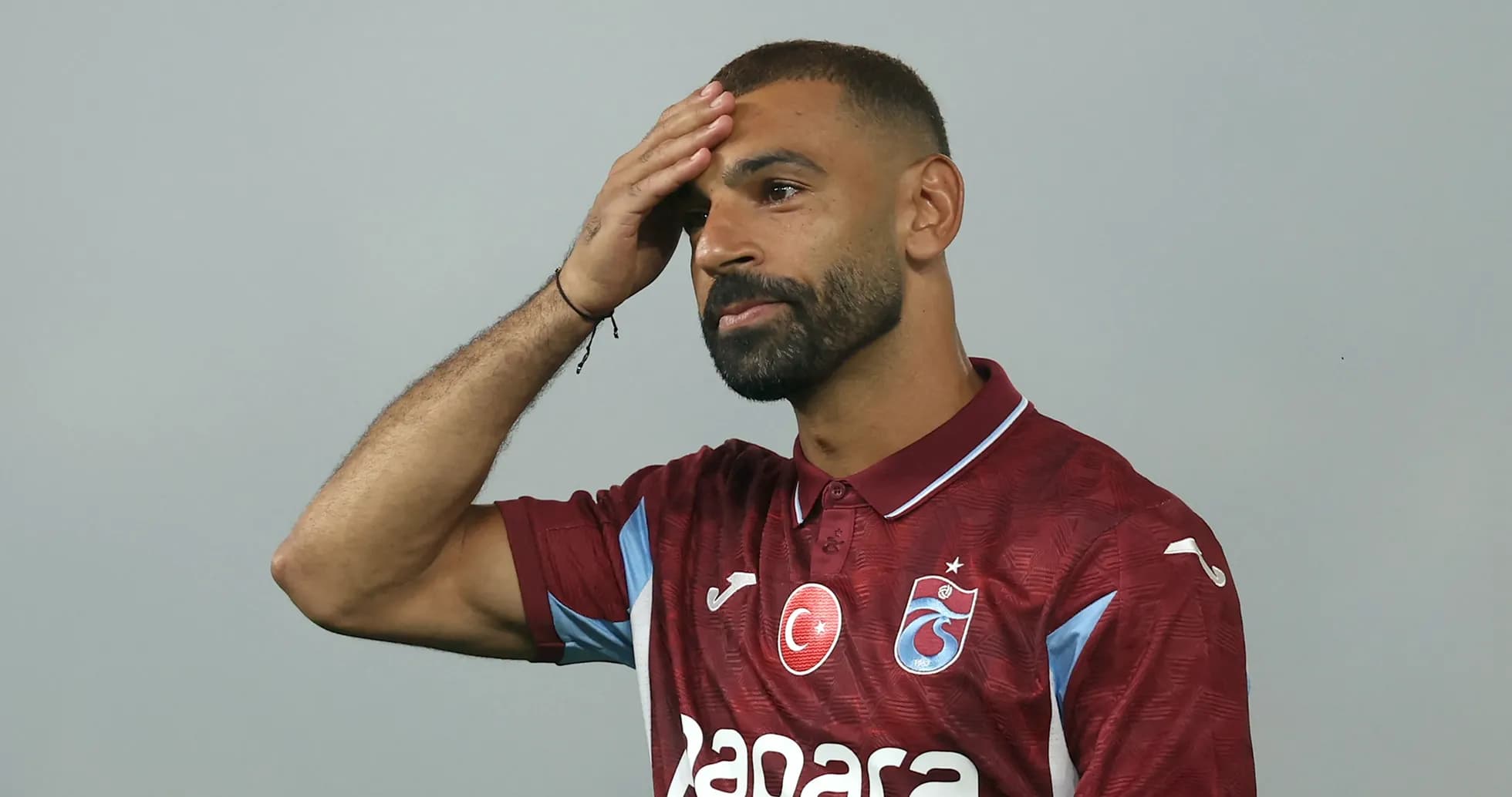 Jugador de fútbol con camiseta de Trabzonspor posando