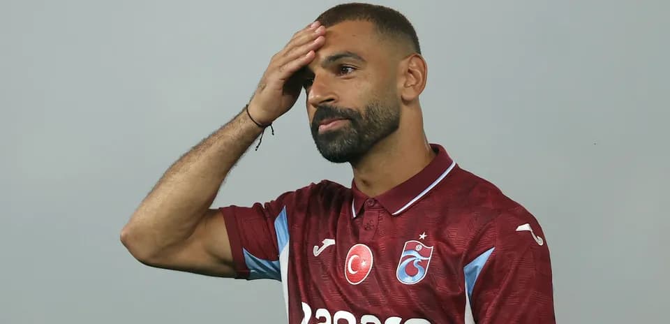Jugador de fútbol con camiseta de Trabzonspor posando