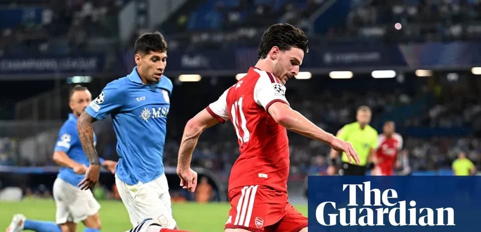Jugador de Arsenal corriendo con el balón en partido