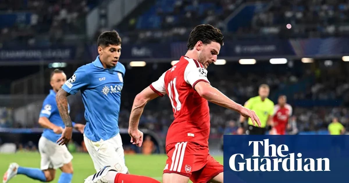 Jugador de Arsenal corriendo con el balón en partido