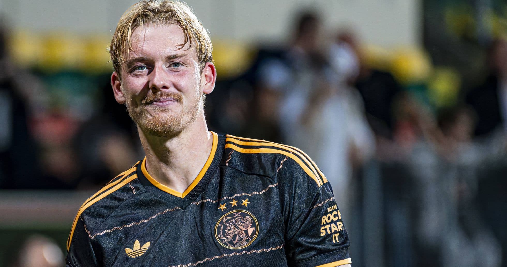 Jugador sonriente con camiseta del Ajax después del partido
