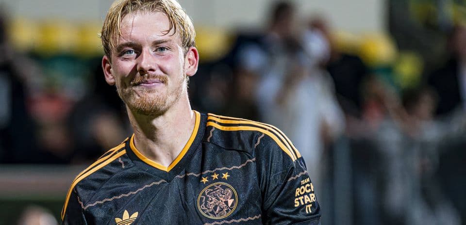 Jugador sonriente con camiseta del Ajax después del partido