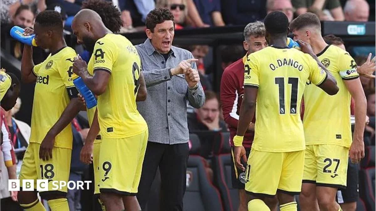Entrenador hablando con jugadores en la línea de banda