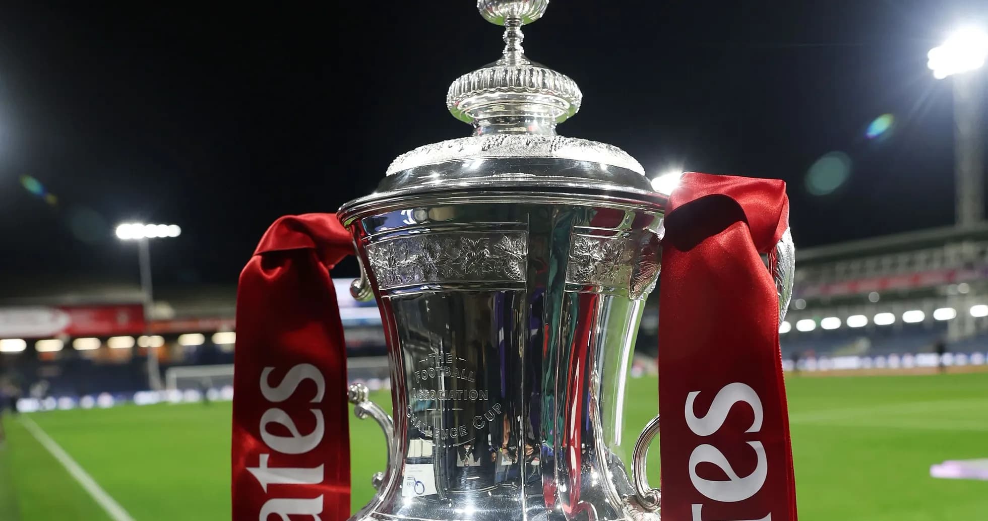 Trofeo de la FA Cup con cintas rojas