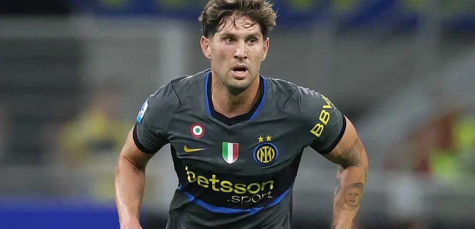 Jugador de Inter corriendo en partido de fútbol
