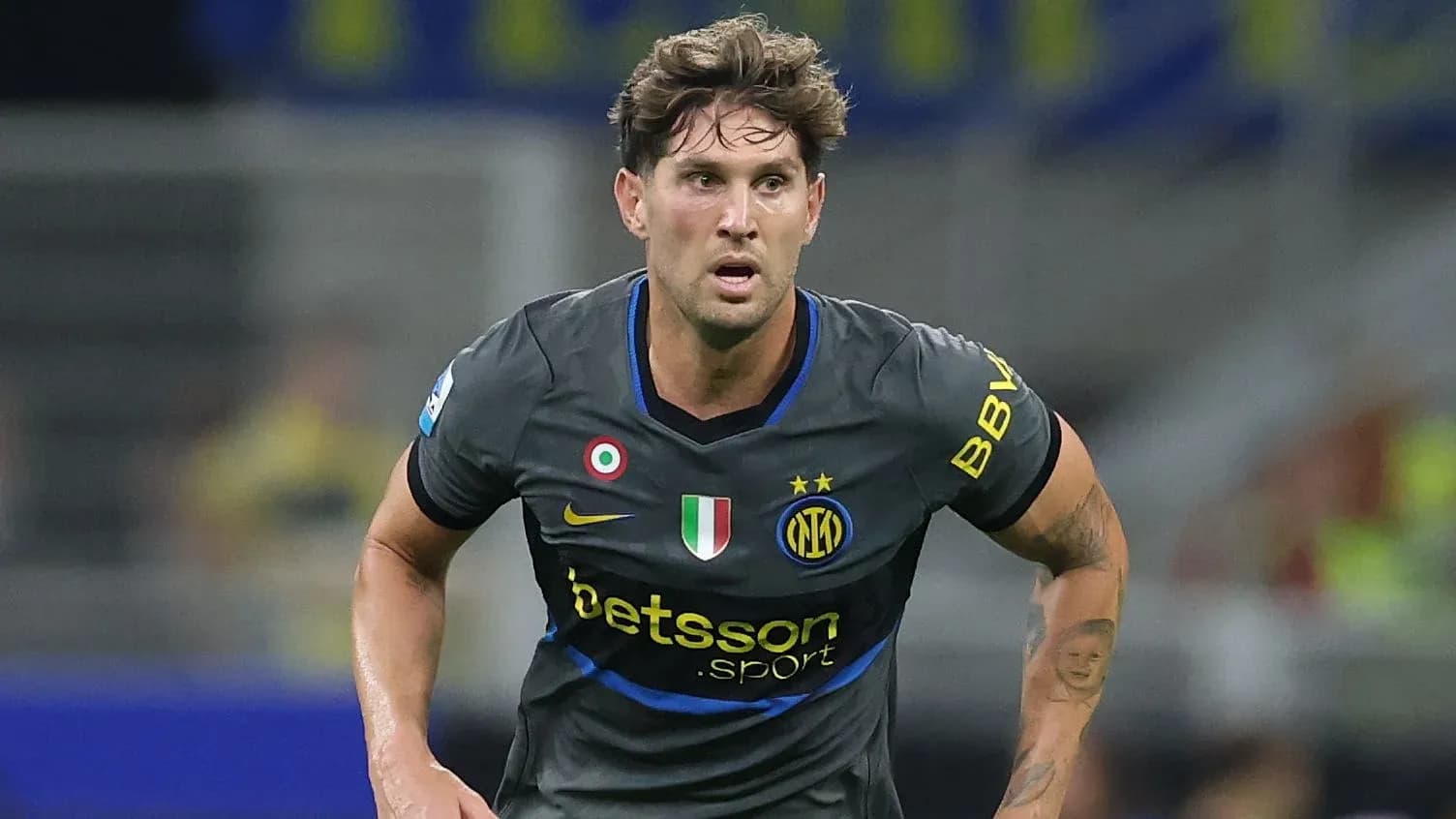 Jugador de Inter corriendo en partido de fútbol