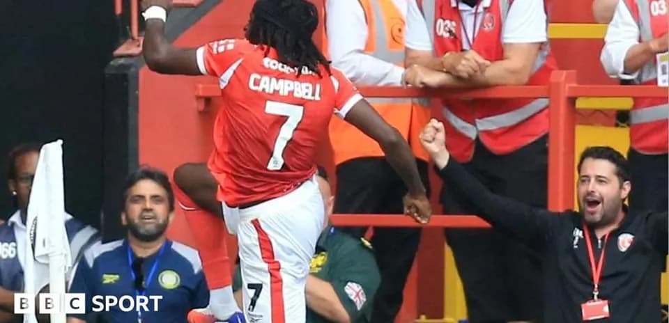 Jugador celebrando un gol en la grada